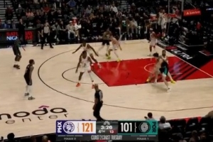 给机会就打！杨瀚森背打理查兹 连续强顶造成后者犯规！